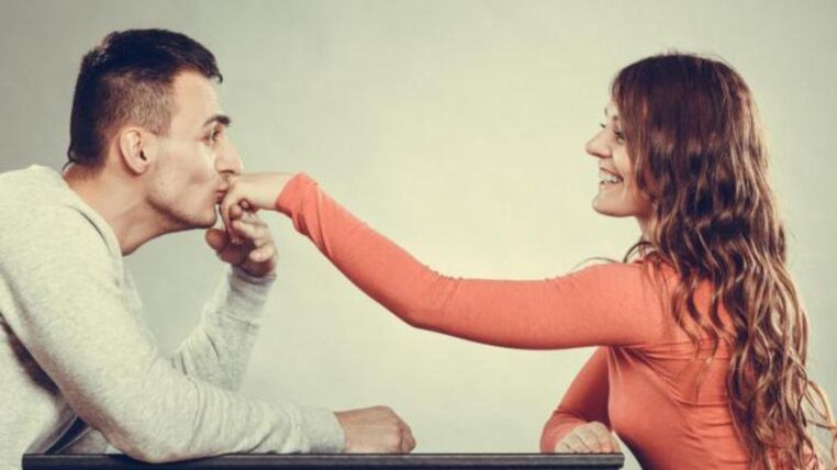 chlap se stará o dívku a přemýšlí o zvětšení penisu