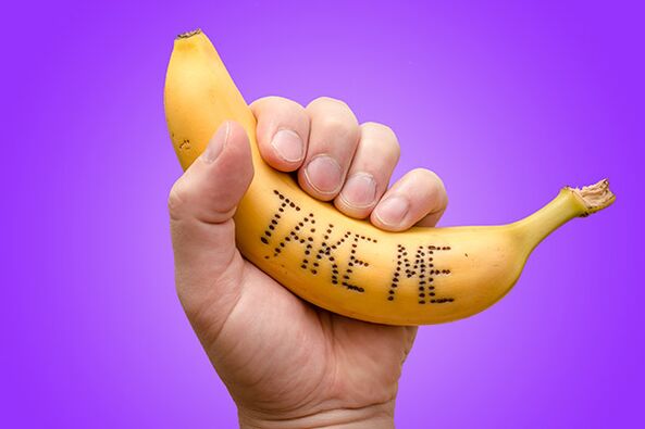 banán v ruce symbolizuje penis se zvětšenou hlavou