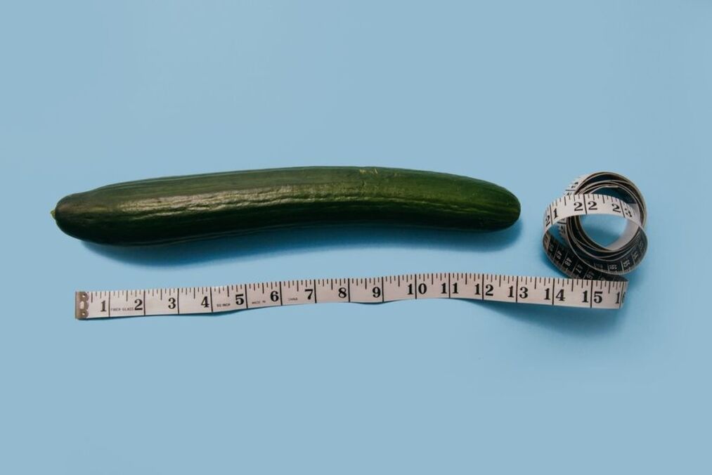 Měření velikosti penisu pomocí příkladu okurky