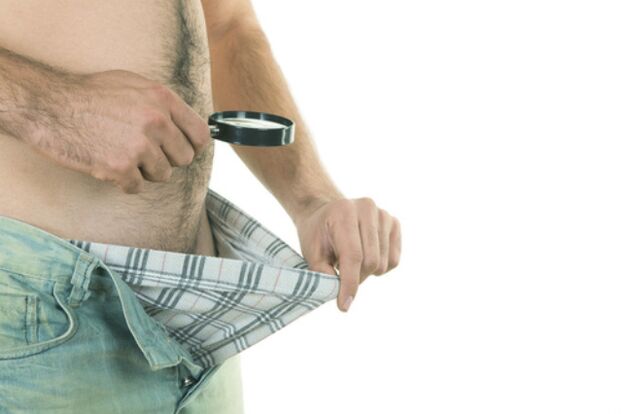 muž se dívá na svůj penis a chce ho zvětšit